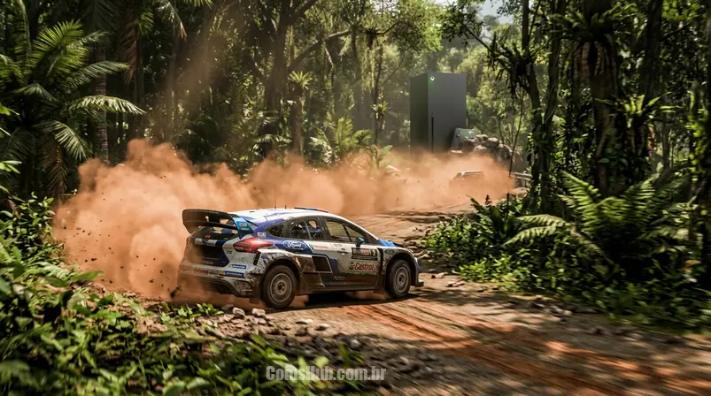 Um carro de rally (Ford Focus RS RX) levantando poeira em uma pista de terra na selva, com foco na expansão Rally Adventure de Forza Horizon 5 para Xbox.