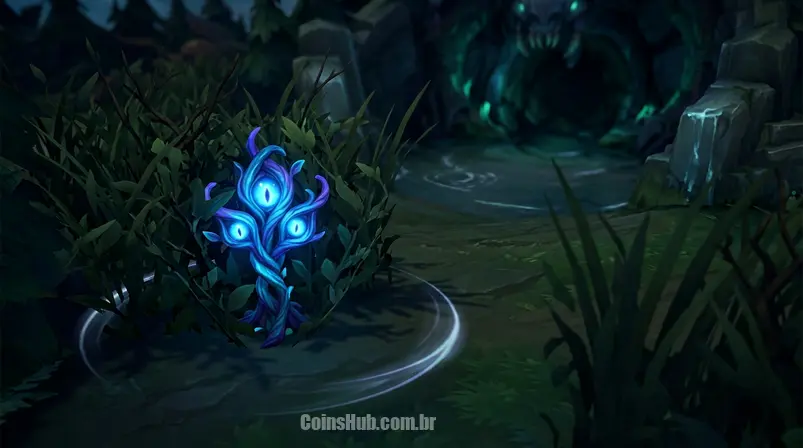 Detalhe de uma skin de sentinela personalizada em um arbusto estratégico no League of Legends, com o covil do Barão Nashor ao fundo, em um ambiente misterioso.
