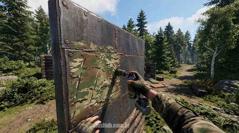 Jogador de Rust aplicando uma skin de camuflagem em uma parede de metal de sua base, em uma floresta. Detalhe da skin e do processo de construção.