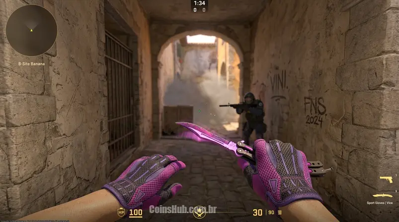Visão em primeira pessoa de um jogador de Counter-Strike 2 segurando uma faca Butterfly Knife com luvas Sport Gloves.