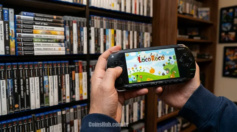 Mão segurando um PSP jogando um título clássico, com fundo desfocado de jogos de PS2, em um cenário de nostalgia PlayStation.